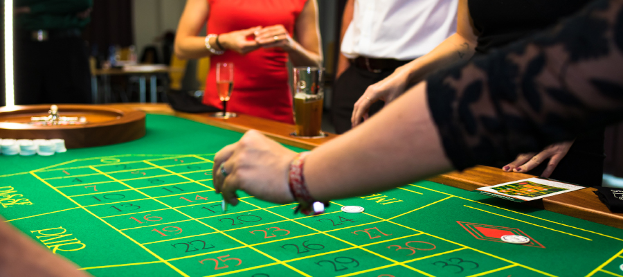 Event-Gäste machen ihre Einsätze beim Roulette